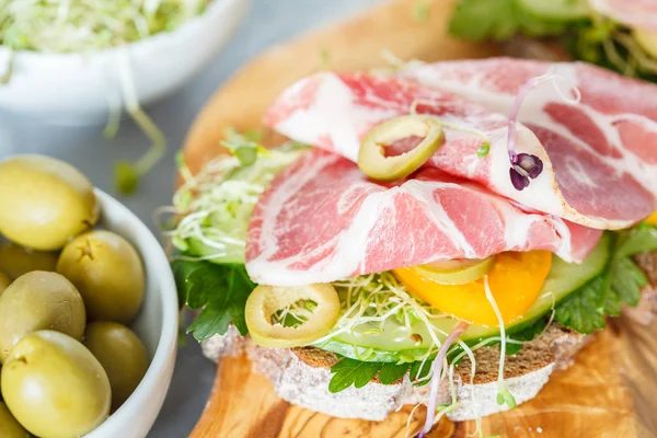 sandviç salam, zeytin, siyah ekmek ve sebze ile