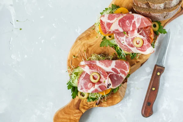 sandviç salam, zeytin, siyah ekmek ve sebze ile