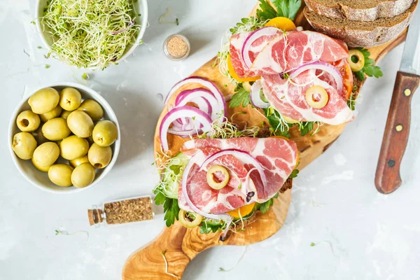 sandviç salam, zeytin, siyah ekmek ve sebze ile