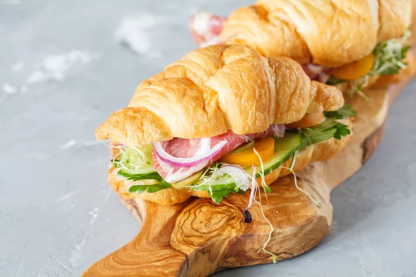 kruvasan sandviç jambon, zeytin ve sebze ile