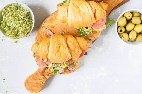 Balık, zeytin ve sebze ile kruvasan sandviç