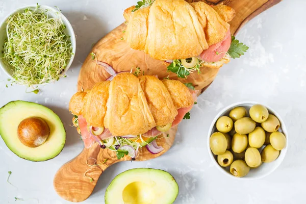 Balık, zeytin ve sebze ile kruvasan sandviç