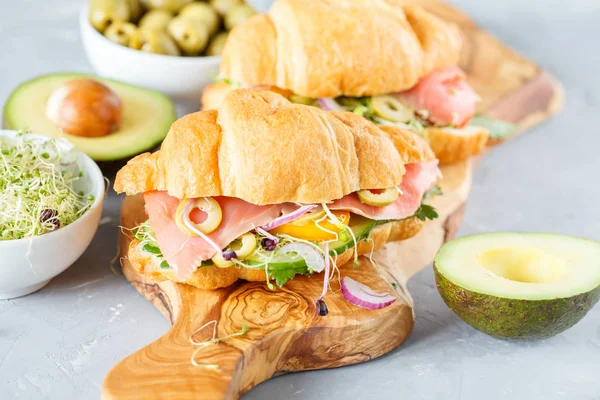 Balık, zeytin ve sebze ile kruvasan sandviç