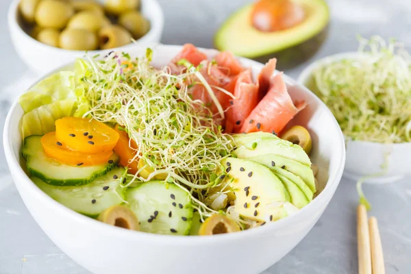 pirinç, avokado ve Brüksel lahanası ile Somon poke.