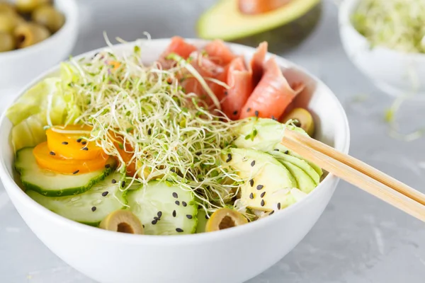 pirinç, avokado ve Brüksel lahanası ile Somon poke.