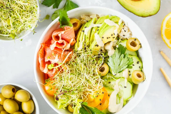 pirinç, avokado ve Brüksel lahanası ile Somon poke.