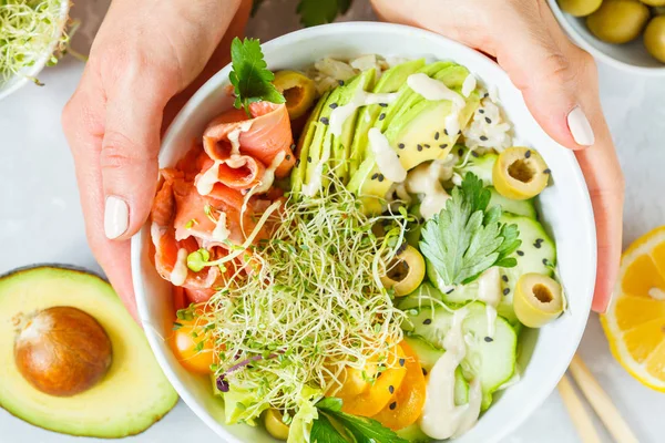 pirinç, avokado ve Brüksel lahanası ile Somon poke.