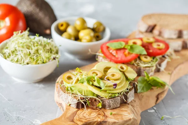 avokado, domates ve Brüksel lahanası ile vejetaryen sandviç.