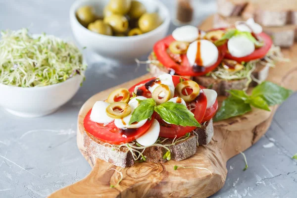 Mozzarella peyniri, domates ve zeytin ile sandviç