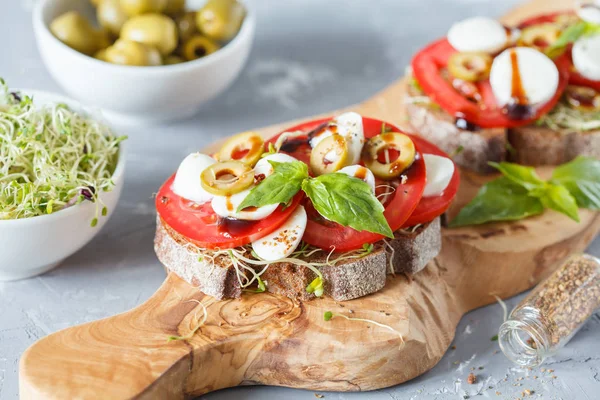 Mozzarella peyniri, domates ve zeytin ile sandviç