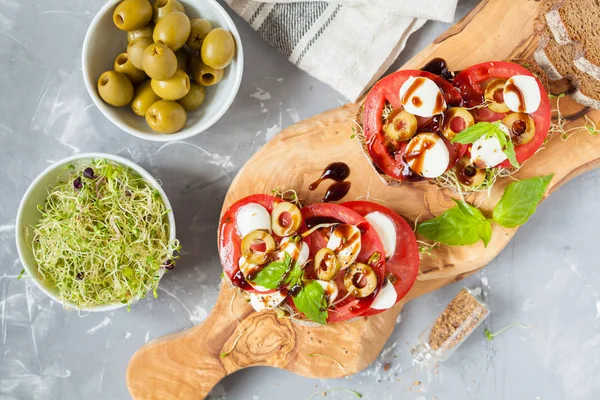 Mozzarella peyniri, domates ve zeytin ile sandviç