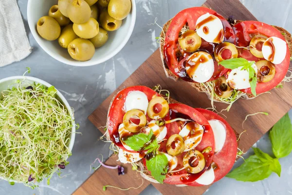 Mozzarella peyniri, domates ve zeytin ile sandviç