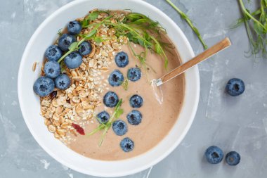 granola ve çilek ile güler yüzlü kase.