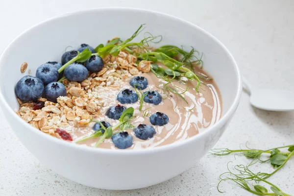 granola ve çilek ile güler yüzlü kase.