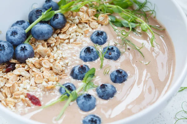 granola ve çilek ile güler yüzlü kase.