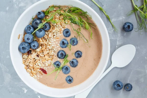 granola ve çilek ile güler yüzlü kase.