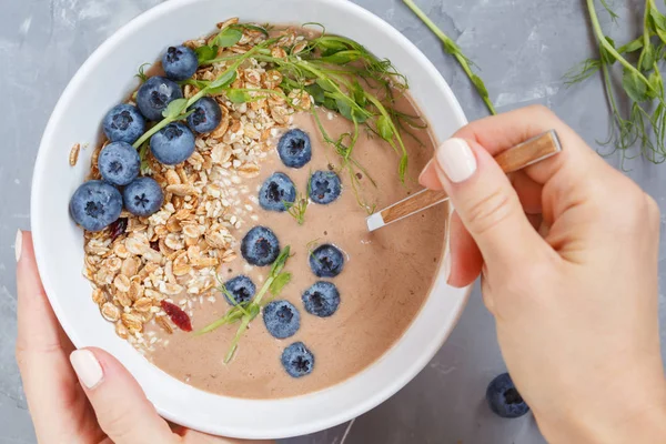 granola ve çilek ile güler yüzlü kase.