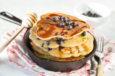 Yaban mersinli krep yığını.