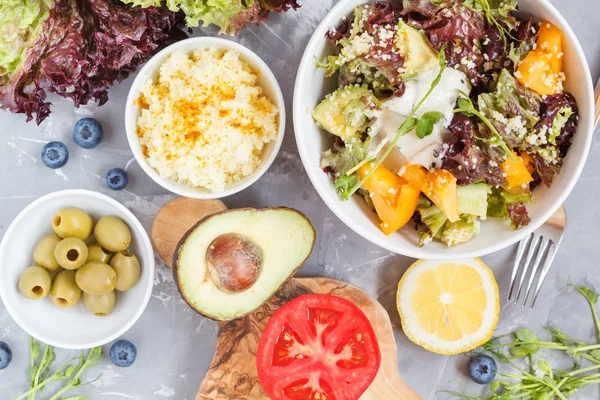 Salada colorida brilhante com cuscuz — Fotografia de Stock