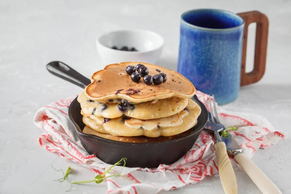 çilek ile yaban mersinli krep yığını