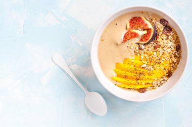 çikolata (keçiboynuzu) güler yüzlü kase granola, mango ve incir