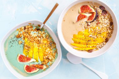 Spirulina ve keçiboynuzu güler yüzlü kase granola, mango ve incir