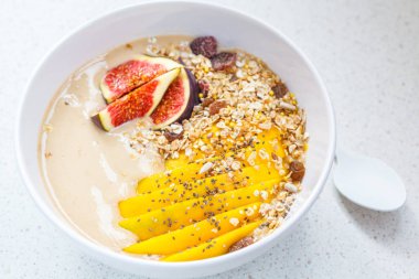 çikolata (keçiboynuzu) güler yüzlü kase granola, mango ve incir