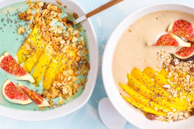 Spirulina ve keçiboynuzu güler yüzlü kase granola, mango ve incir