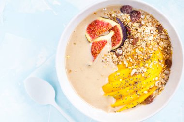 çikolata (keçiboynuzu) güler yüzlü kase granola, mango ve incir