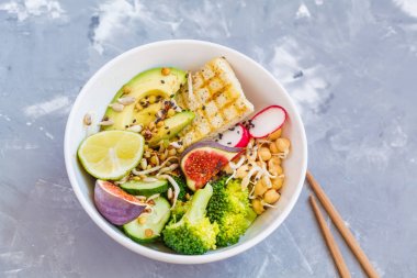 Buda kase soya peyniri, brokoli ve sebze ile.