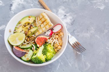 Buda kase soya peyniri, brokoli ve sebze ile.