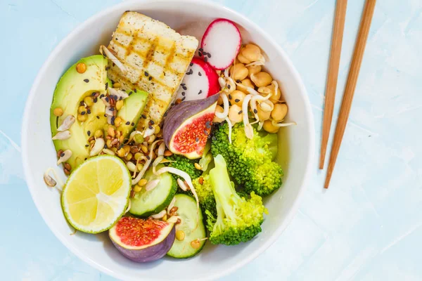 Tigela buddha com tofu, brócolis e legumes — Fotografia de Stock