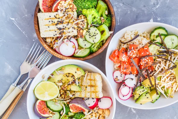 Almuerzo saludable, cuencos de ensalada buddha, ahi poke . — Foto de Stock