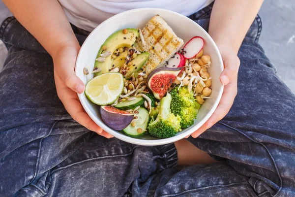 Buda kase soya peyniri, brokoli ve sebze elinde bir