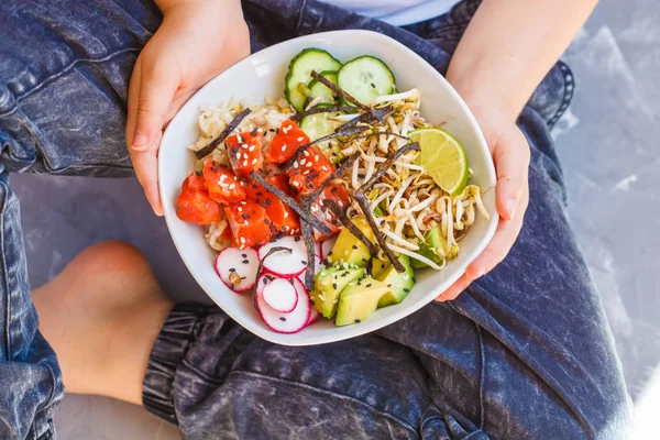 Prato Havaiano Ahi Poke com peixe, arroz e legumes — Fotografia de Stock