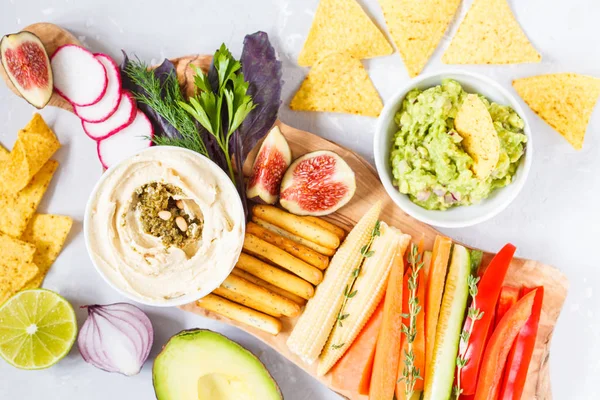 Humus ve Guakamole sebze ve ahşap bir yaban domuzu snacks