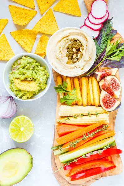 Humus ve Guakamole sebze ve ahşap bir yaban domuzu snacks