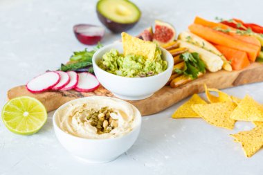 Humus ve Guakamole sebze ve ahşap bir yaban domuzu snacks