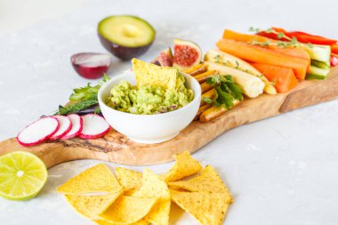 guacamole sebze ve bir ahşap tahta snacks