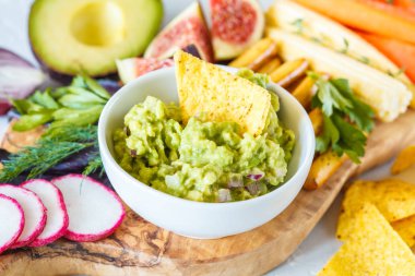 guacamole sebze ve bir ahşap tahta snacks