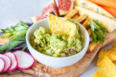 guacamole sebze ve bir ahşap tahta snacks