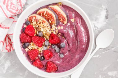 İncir, ahududu ve grano ile güler yüzlü kase (yaban mersini, acai)