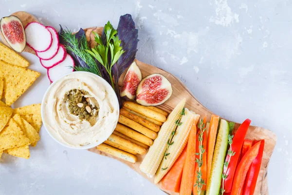 Humus ile sebze ve bir ahşap tahta snacks