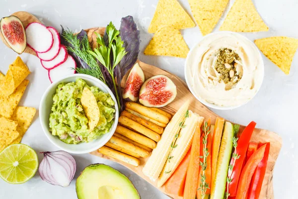 Humus ve Guakamole sebze ve ahşap bir yaban domuzu snacks