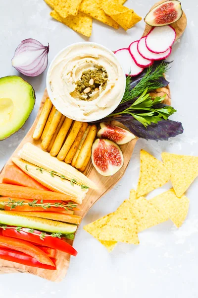 Humus ile sebze ve bir ahşap tahta snacks