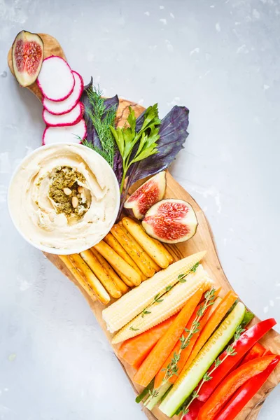 Humus ile sebze ve bir ahşap tahta snacks