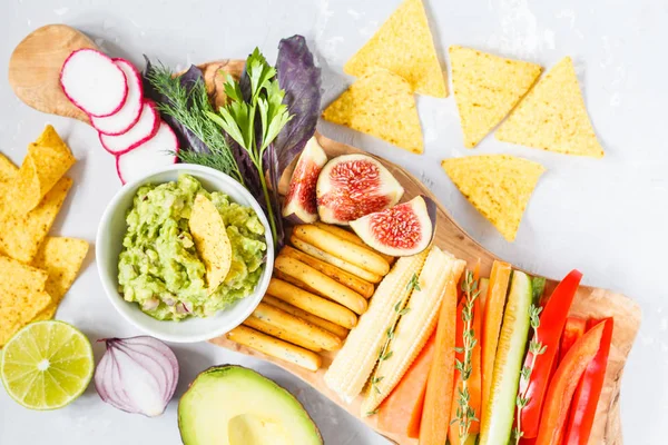 guacamole sebze ve bir ahşap tahta snacks