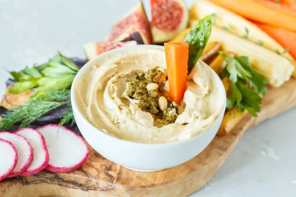 Humus ile sebze ve bir ahşap tahta snacks