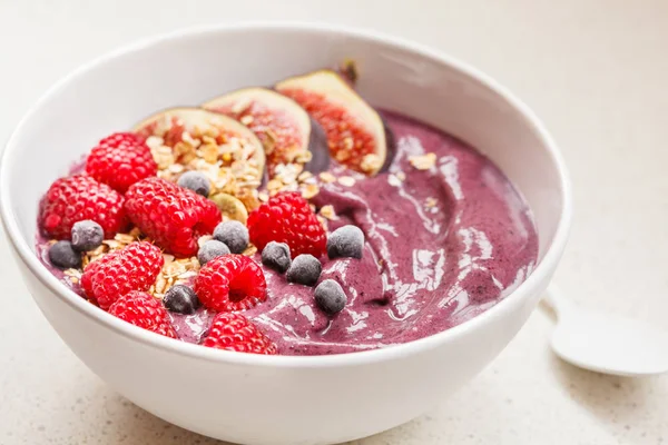 Smoothie bowl (blueberry, acai) with figs, raspberries and grano — Stock Photo, Image