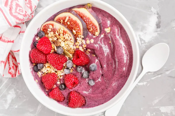 İncir, ahududu ve grano ile güler yüzlü kase (yaban mersini, acai)